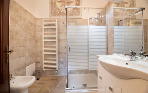 Gallipoli Apartment Ac, Seaside: Piso, Suelo, Diseño De Interiores, Arreglo De Tubería, Baño, Lavabo, Habitación, Techo, Plomería, Encendiendo
