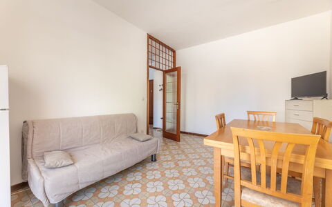 Vico Apartment Balcony, Gallipoli: Piso, Suelo, Madera, Diseño De Interiores, Habitación, Techo, Departamento, Manchas De Madera, Madera Dura