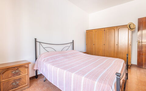 Vico Apartment Balcony, Gallipoli: Cama, Habitación, Diseño De Interiores, Sábana, Suelo, Piso, Mueble, Habitación, Lecho, Marco De La Cama