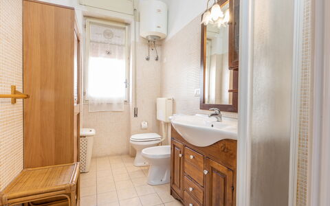 Vico Apartment Balcony, Gallipoli: Piso, Lavabo Del Baño, Suelo, Arreglo De Tubería, Diseño De Interiores, Madera, Baño, Lavabo, Mueble De Baño, Espejo