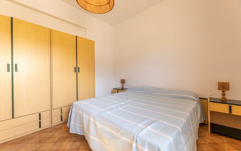 Giovanni Apartment In Gallipoli, Ac, Seaside: Diseño De Interiores, Piso, Suelo, Madera, Habitación, Cama, Habitación, Mueble, Sábana, Techo
