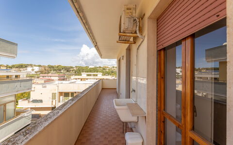 Giovanni Apartment In Gallipoli, Ac, Seaside: Departamento, Barrio Residencial, Balcón, Condominio, Diseño, La Luz Del Día, Manchas De Madera