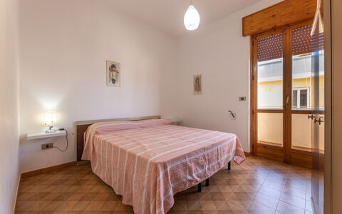 Giovanni Apartment In Gallipoli, Ac, Seaside: Diseño De Interiores, Madera, Suelo, Techo, Habitación, Piso, Habitación, Cama, Sábana, Departamento