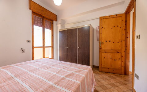 Giovanni Apartment In Gallipoli, Ac, Seaside: Cama, Habitación, Madera, Diseño De Interiores, Sábana, Lecho, Suelo, Departamento, Piso, Habitación
