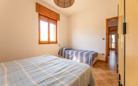 Giovanni Apartment In Gallipoli, Ac, Seaside: Madera, Diseño De Interiores, Habitación, Suelo, Cama, Piso, Techo, Habitación, Departamento, Sábana