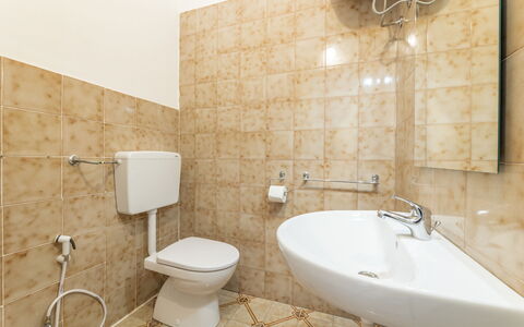 Sea View Apartment, Ac Gallipoli: Baño, Asiento Del Baño, Arreglo De Tubería, Piso, Lavabo Del Baño, Baño, Suelo, Diseño De Interiores, Lavabo, Plomería
