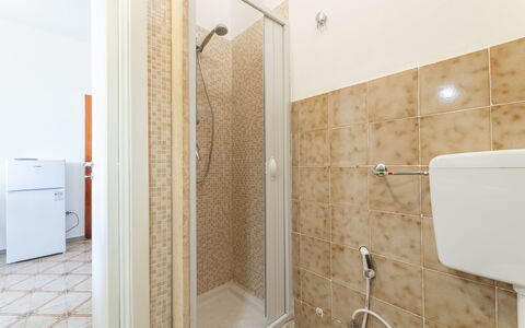 Sea View Apartment, Ac Gallipoli: Piso, Suelo, Arreglo De Tubería, Diseño De Interiores, Plomería, Habitación, Techo, Baño, Baño, Departamento