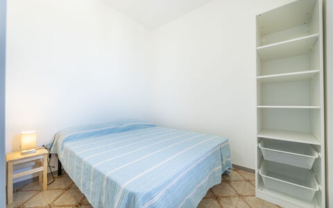 Sea View Apartment, Ac Gallipoli: Piso, Suelo, Diseño De Interiores, Habitación, Habitación, Techo, Cama, Sábana, Departamento, Mueble