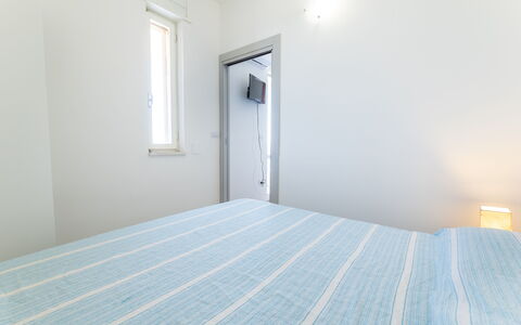 Sea View Apartment, Ac Gallipoli: Pared, Diseño De Interiores, Techo, Suelo, Habitación, Piso, Encendiendo, Habitación, Cama, Departamento