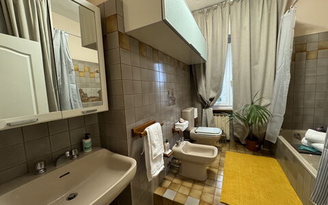 Sto Bene Qua: Piso, Arreglo De Tubería, Suelo, Lavabo, Asiento Del Baño, Lavabo Del Baño, Diseño De Interiores, Baño, Baño, Plomería