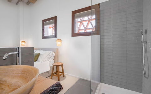 Belmonte Spereto Apartment With Pool, Montaione: Diseño De Interiores, Piso, Suelo, Pared, Madera, Arreglo De Tubería, Techo, Encendiendo, Lámpara, Baño