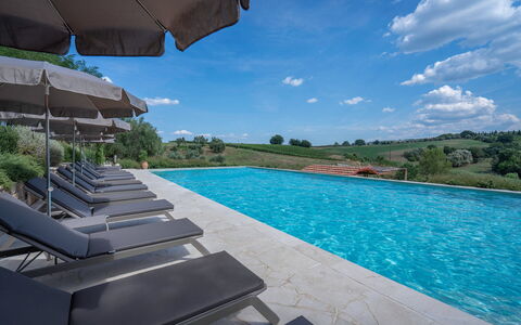 Belmonte Spereto Apartment With Pool, Montaione: Azul, Piscina, Mueble Para Exteriores, Sunlounger, Thermae, Piscina De Reflejo, Recurso, Eco Hotel, Fuente De Agua, Villa