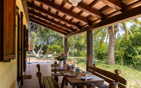 Casa Iume: Madera, Mueble, Mesa, Sombra, Silla, Recurso, Mueble Para Exteriores, Porche, Cabaña, Manchas De Madera