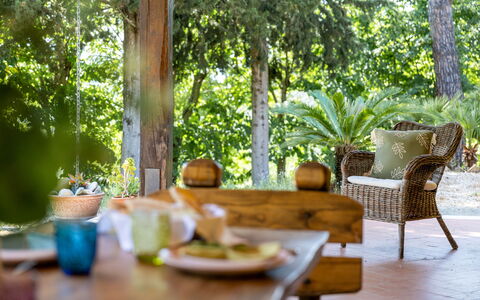 Casa Iume: Mueble, Madera, Mueble Para Exteriores, Mesa, Silla, Mesa Al Aire Libre, Jardín, Sombra, Eco Hotel, Patio