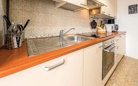 Lory House: Cocina, Mostrador, Aparato De Cocina, Electrodoméstico, Piso, Fregadero, Diseño De Interiores, Arreglo De Tubería, Gabinetes, Suelo