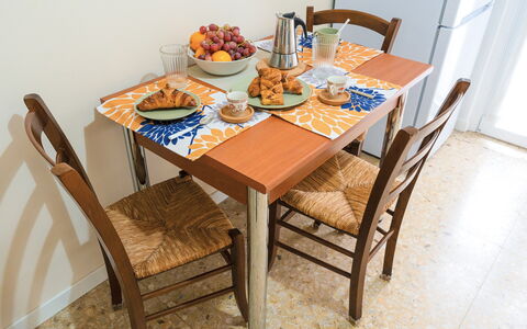 Lory House: Mueble, Madera, Comedor, Mesa, Cocina Y Comedor Mesa, Silla, Vajilla, Piso, Suelo, Manchas De Madera