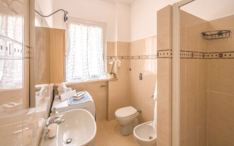 Lory House: Piso, Diseño De Interiores, Arreglo De Tubería, Baño, Suelo, Lavabo, Lavabo Del Baño, Habitación, Grifo, Plomería