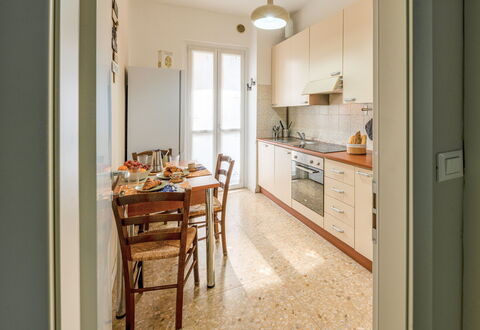 Lory House: Piso, Suelo, Diseño De Interiores, Madera, Techo, Mueble, Mostrador, Habitación, Encendiendo, Cocina