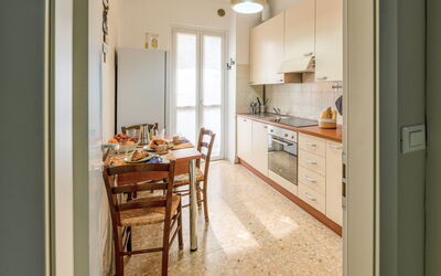 Lory House: Piso, Suelo, Diseño De Interiores, Madera, Techo, Mueble, Mostrador, Habitación, Encendiendo, Cocina