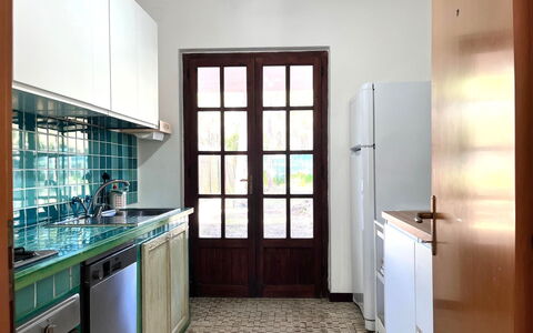 Villasimius 674: Cocina, Piso, Diseño De Interiores, Suelo, Mostrador, Madera, Mueble, Aparato De Cocina, Lavabo, Gabinetes