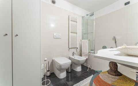 Portello Square Lux Apartment Genova: Piso, Diseño De Interiores, Suelo, Arreglo De Tubería, Baño, Techo, Baño, Habitación, Plomería, Grifo