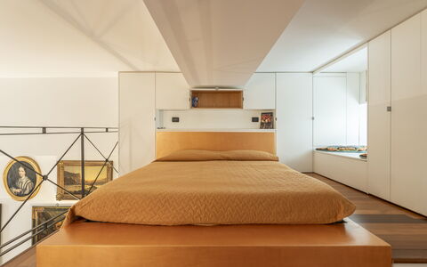 Portello Square Lux Apartment Genova: Diseño De Interiores, Piso, Mueble, Cama, Habitación, Suelo, Madera, Sábana, Techo, Encendiendo