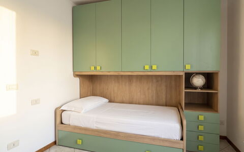Jai Jai: Mueble, Diseño De Interiores, Madera, Piso, Suelo, Habitación, Habitación, Cama, Encendiendo, Estantería