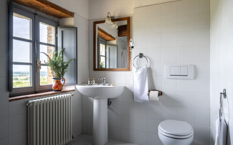 In the Heart of Chianti, Pool, Wifi, View - Lillia: Arreglo De Tubería, Lavabo Del Baño, Diseño De Interiores, Baño, Plomería, Grifo, Lavabo, Habitación, Espejo, Lámpara