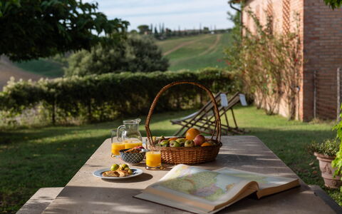 Country House In Tuscan Hills: Comida, Vajilla, Mueble, Mesa, Fruta, Utensilios Para Servir, Mueble Para Exteriores, Mesa Al Aire Libre, Silla, Desayuno