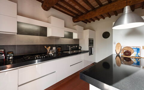 Country House In Tuscan Hills: Cocina, Mostrador, Diseño De Interiores, Aparato De Cocina, Electrodoméstico, Madera, Piso, Estufa De Cocina, Techo, Mueble
