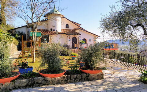 Villa Vernazza: Jardín, Cabaña, Hacienda, Yarda, Maceta, Paisajismo, Villa, Patio Interior, Planta De Casa