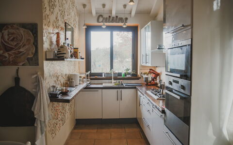 Villa Vernazza: Cocina, Mostrador, Aparato De Cocina, Diseño De Interiores, Mueble, Electrodoméstico, Gabinetes, Madera, Piso, Habitación
