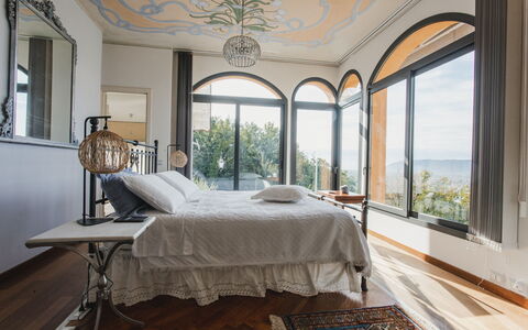 Villa Vernazza: Mueble, Cama, Diseño De Interiores, Habitación, Lecho, Sábana, Linos, Suelo, Encendiendo, Marco De La Cama