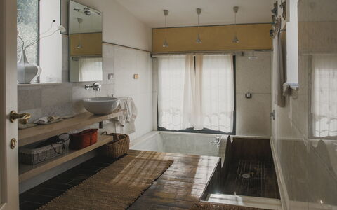 Villa Vernazza: Diseño De Interiores, Pared, Arreglo De Tubería, Piso, Suelo, Baño, Lavabo Del Baño, Techo, Lavabo, Grifo