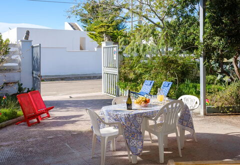 Alla Rosa Dei Venti - North Wind House: Mueble, Maceta, Silla, Sombra, Mueble Para Exteriores, Jardín, Planta De Casa, Yarda, Paisajismo