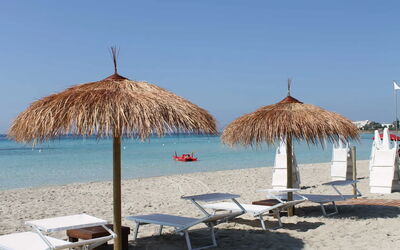 Villa Porto Cesareo Con Parcheggio: Cuerpo De Agua, Mueble Para Exteriores, Playa, Paraguas, Verano, Evento, Sombra, Mar, Cubrir Con Paja, Costeras Y Los Accidentes Geográficos Oceánico