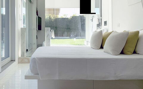 Villa Rosa Del Mare: Diseño De Interiores, Cama, Mueble, Habitación, Piso, Suelo, Sábana, Lecho, Textil, Encendiendo