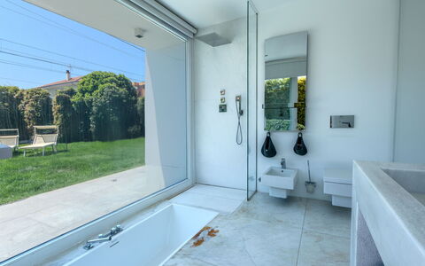 Villa Rosa Del Mare: Piso, Arreglo De Tubería, Diseño De Interiores, Suelo, Baño, Material Compuesto, Plomería, Grifo, Loseta, Bañera