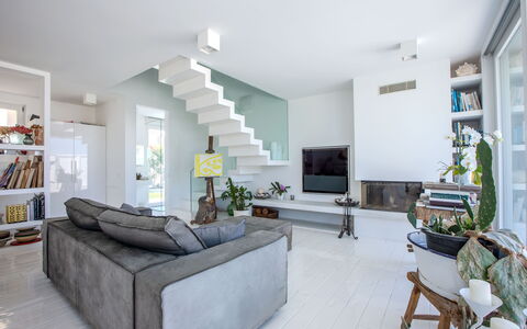 Villa Rosa Del Mare: Diseño De Interiores, Mueble, Piso, Pared, Sofá, Suelo, Madera, Techo, Sala, Casa