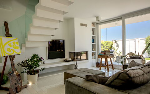 Villa Rosa Del Mare: Mueble, Diseño De Interiores, Piso, Pared, Sofá, Suelo, Sala, Madera, Techo, Habitación
