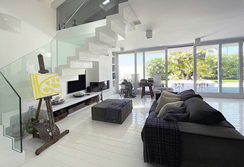 Villa Rosa Del Mare: Diseño De Interiores, Mueble, Piso, Suelo, Sofá, Techo, Sala, Casa, Mesa, Departamento