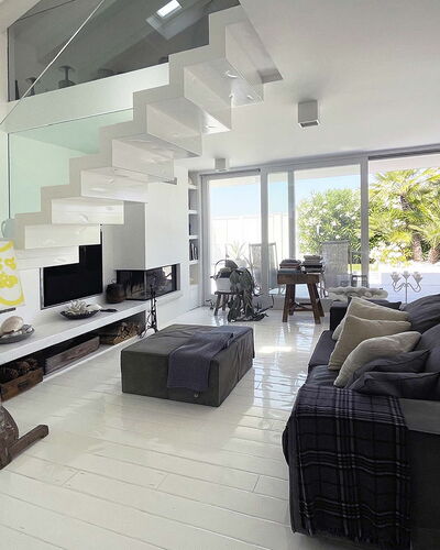 Villa Rosa Del Mare: Diseño De Interiores, Mueble, Piso, Suelo, Sofá, Techo, Sala, Casa, Mesa, Departamento