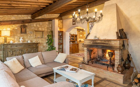 Villa L'elsa Beautiful Country Home With View: Mueble, Diseño De Interiores, Pared, Piso, Techo, Sofá, Suelo, Sala, Mesa, Silla