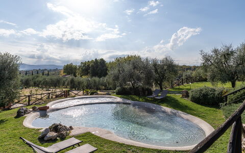 Villa L'elsa Beautiful Country Home With View: Piscina, Fuente De Agua, Jardín, Reflexión, Paisajismo, Estanque, Mueble Para Exteriores, Recurso, Patio Interior, Hacienda