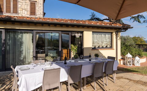 Villa L'elsa Beautiful Country Home With View: Mueble, Mesa, Casa, Casa, Cocina Y Comedor Mesa, Silla, Sombra, Comedor, Balcón