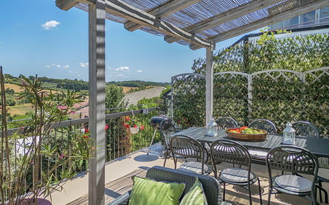 Casamia Tuscan Oasis: 4Br Panoramic Penthouse, Sky: Mueble Para Exteriores, Sombra, Silla, Jardín, Balcón, Eco Hotel, Mesa Al Aire Libre, Yarda, Patio, Estructura Al Aire Libre