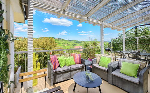 Casamia Tuscan Oasis: 4Br Panoramic Penthouse, Sky: Mueble, Mueble Para Exteriores, Silla, Mesa, Porche, Mesa Al Aire Libre, Eco Hotel, Sombra, Jardín, Balcón