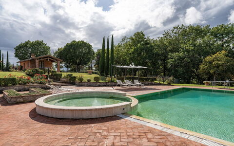 Dimora Di Castroncello: Árbol, Arbusto, Paisaje, Jardín, Fuente De Agua, Piscina, Paisajismo, Fuente, Inmuebles, Patio Interior