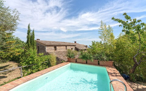 Podere Lorena, Charming Tuscan Farmhouse: Azul, Arquitectura, Piscina, Material Compuesto, Inmuebles, Hacienda, Villa, Casa De Campo, Patio, Patio Interior