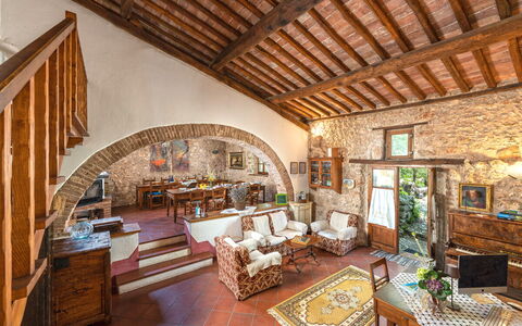 Podere Lorena, Charming Tuscan Farmhouse: Mueble, Pared, Diseño De Interiores, Silla, Casa, Piso, Mesa, Techo, Pared De Piedra, Sala